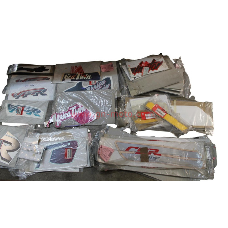 8 kilos de stickers origine Honda (environ 150 pcs)